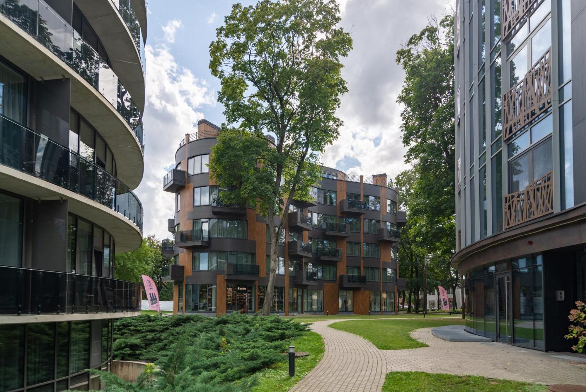2 Bedroom Apt, 2 Garage Spots & Balconies, Self Check-In, By Cohost Друскінінкай Екстер'єр фото